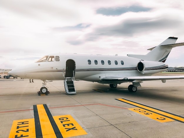 Seamless Luxury: Private Jet Charter Experiences in Chicago